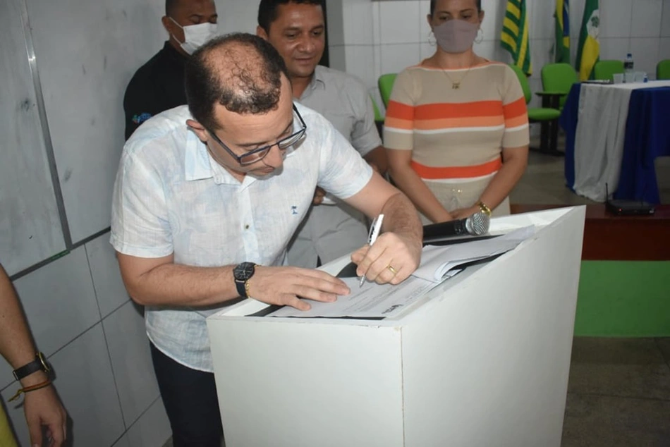 Prefeito Júnior Percy assinando o projeto