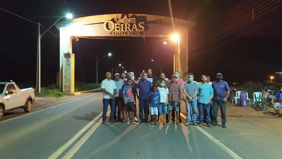 Prefeito Zé Raimundo entrega trecho da iluminação de LED