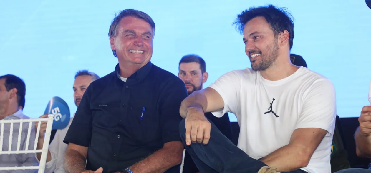 Presidente ao lado do ministro das Comunicações, Fábio Faria