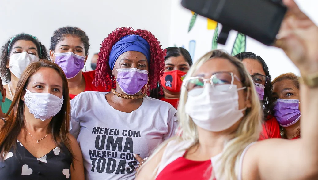 Primeira-dama Conceição Pessoa em foto com mulheres