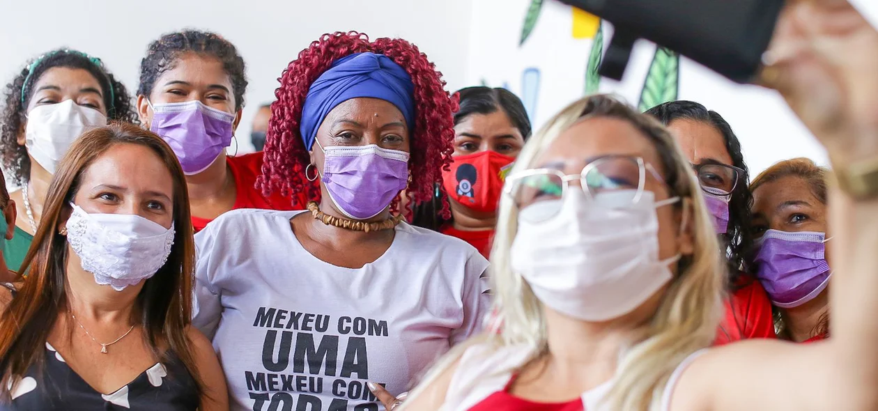 Primeira-dama Conceição Pessoa em foto com mulheres