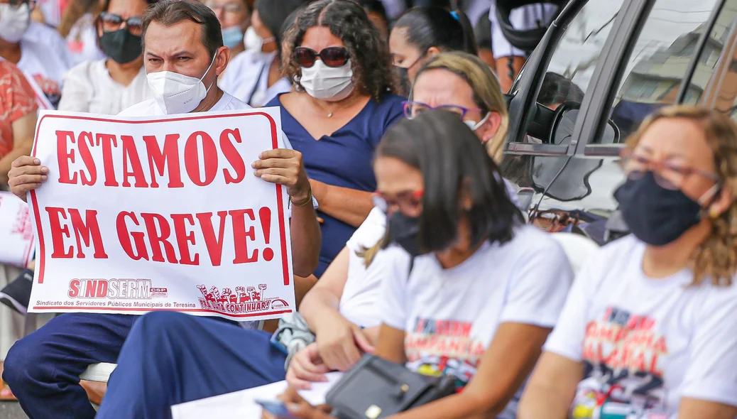 Professor com cartaz durante protesto