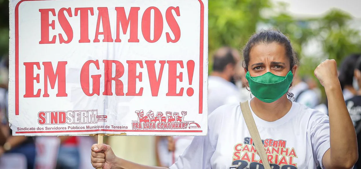 Professores da rede municipal em greve participaram do ato