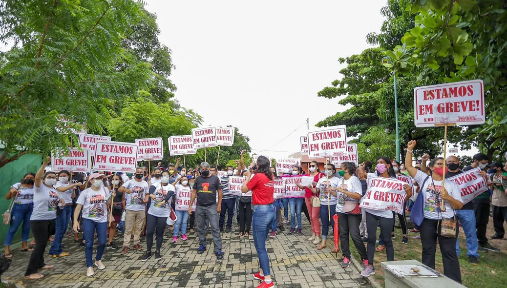 Professores em greve participaram do ato em Teresina