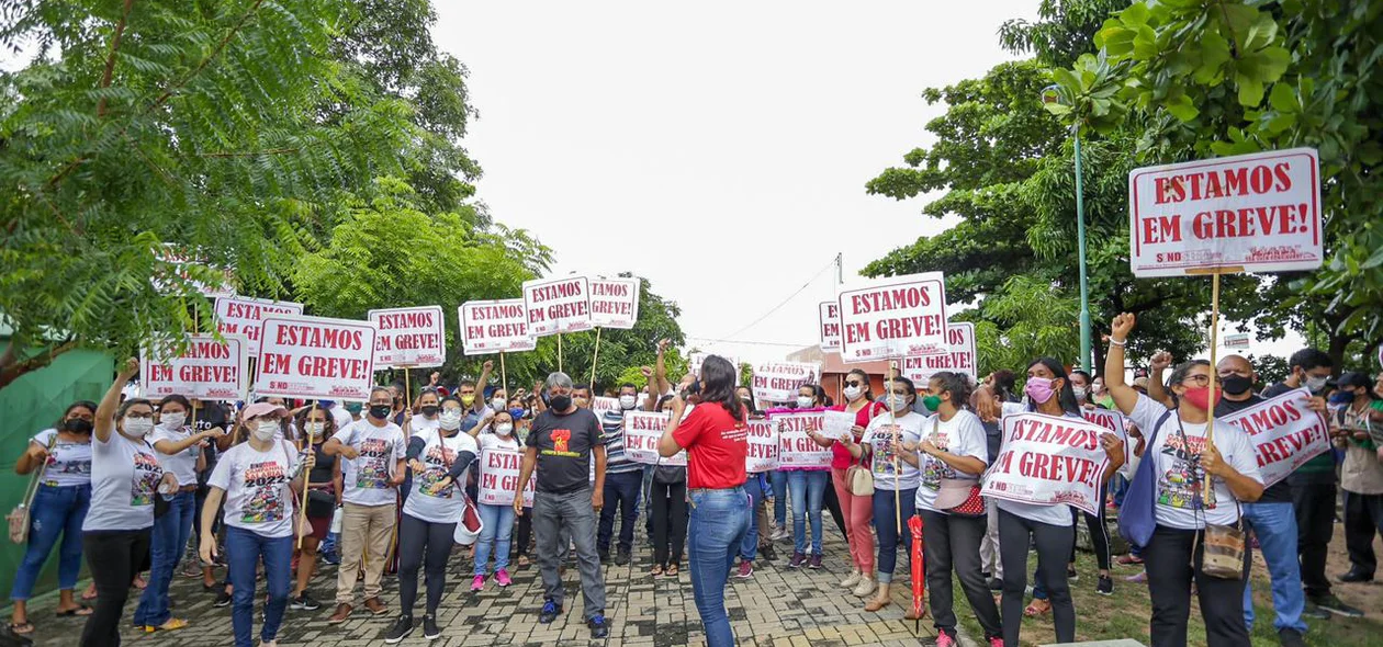 Professores em greve participaram do ato em Teresina
