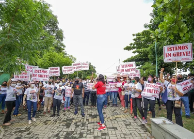 Professores em greve participaram do ato em Teresina