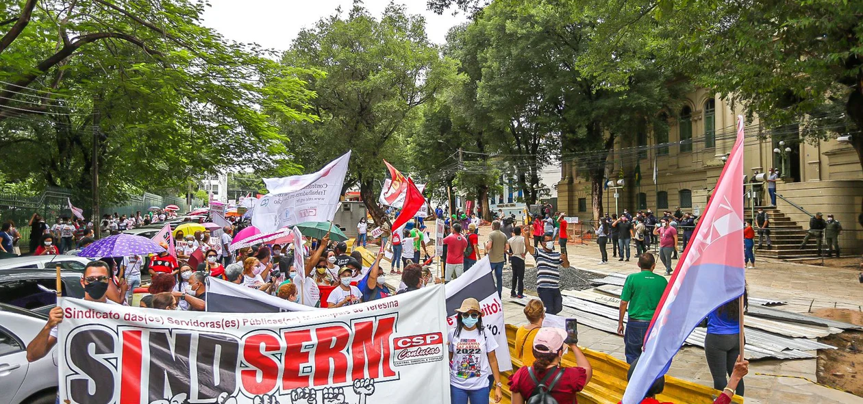 Professores, estudantes e trabalhadores do transporte participaram do ato