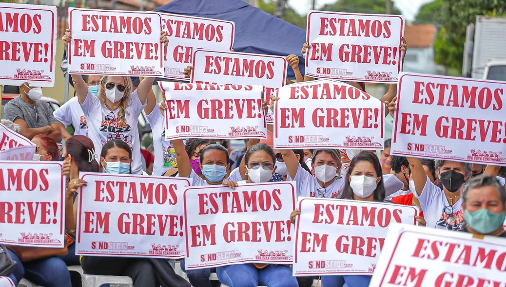 Professores manifestaram ao lado do Ministério Público