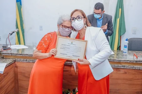 Regina Sousa recebendo título de cidadão de Beneditinos