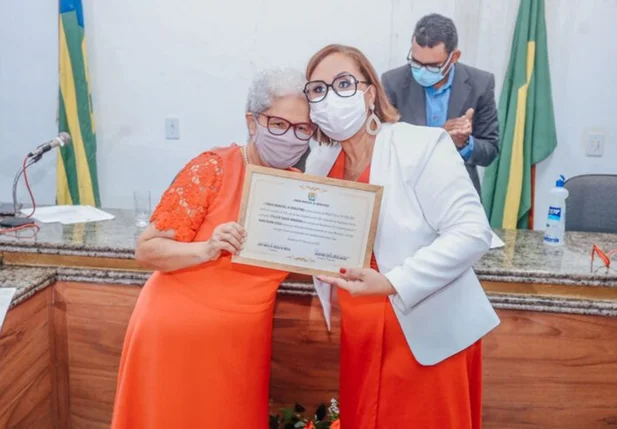 Regina Sousa recebendo título de cidadão de Beneditinos