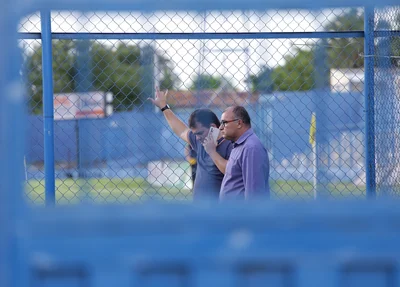 Rubens Gomes conversa com membros da FFP a espera dos atletas do Flamengo