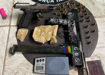 Submetralhadora e drogas encontradas pela Força Tarefa