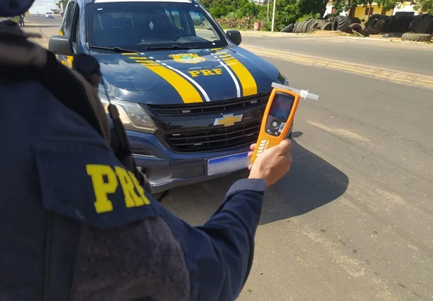 Teste de alcoolemia realizado pela PRF em Bom Jesus