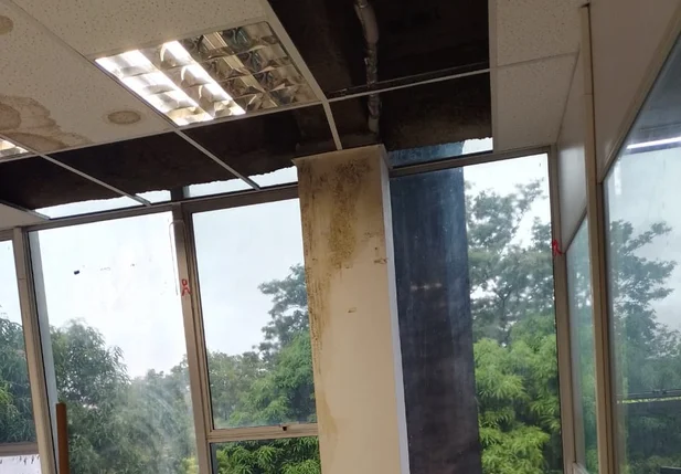 Teto do prédio da Sesapi desaba após fortes chuvas em Teresina
