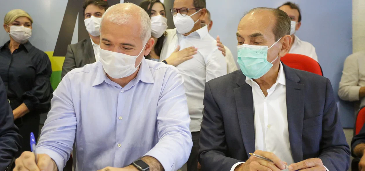 Tiago Vasconcelos assina ficha de filiação ao MDB
