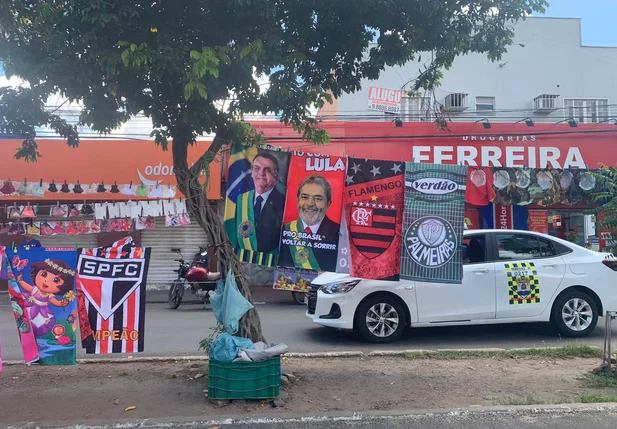 Toalhas de Lula e Bolsonaro ainda estão expostas à venda em Teresina