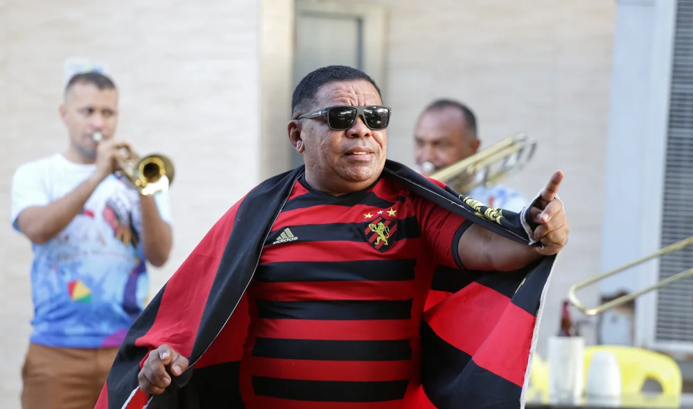 Torcedor animado antes do jogo