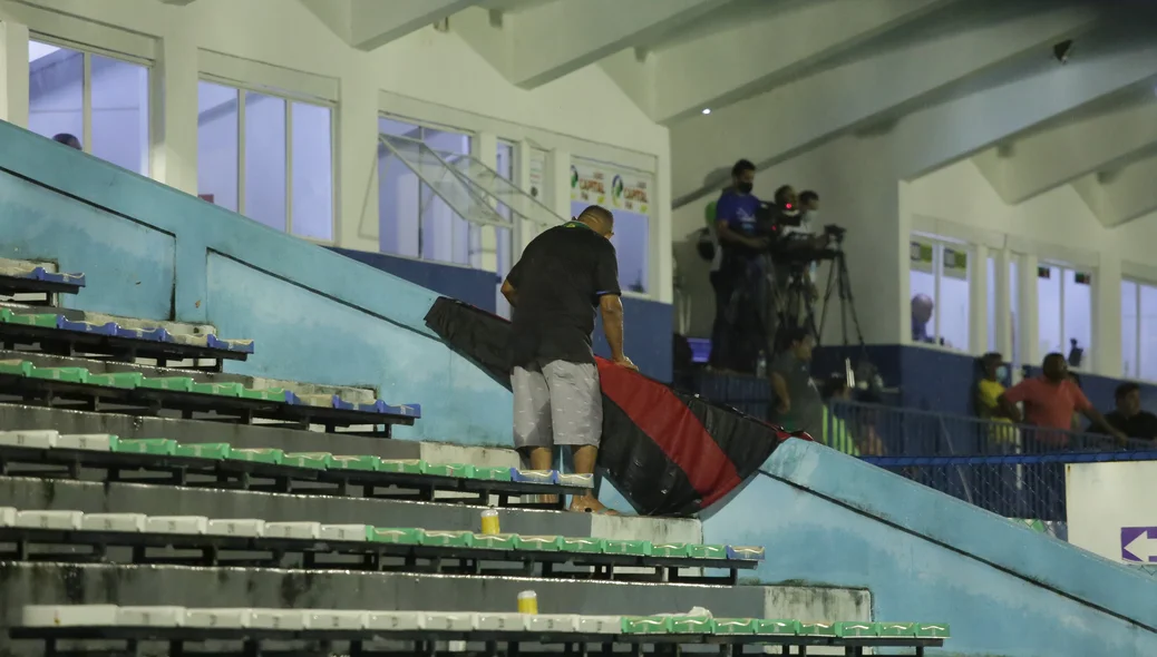 Torcedor estende bandeira do Fla-PI sobre a mureta do Lindolfo Monteiro antes do 2°T