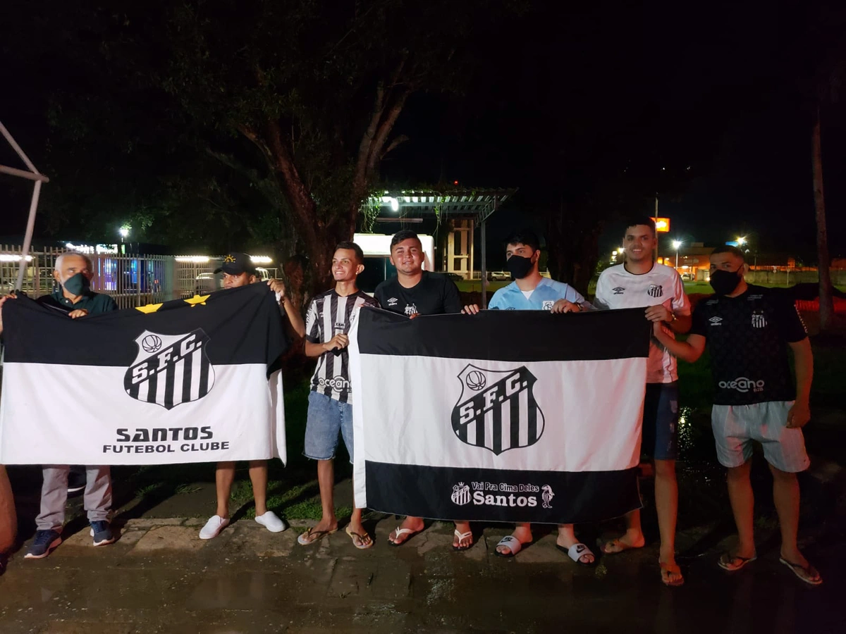 Torcedores exibem bandeiras do Santos. Time chegou a Teresina às 19h45