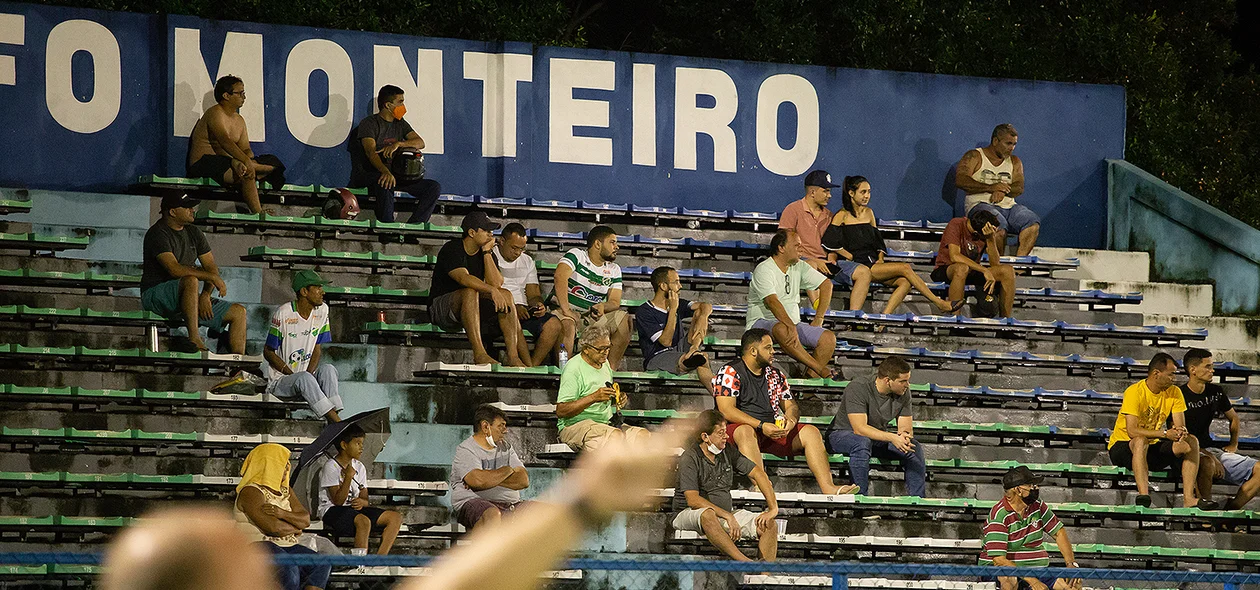 Torcedores no estádio