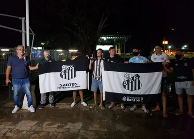 Torcedores santistas aguardaram o desembarque do time no aeroporto e seguiram para o hotel