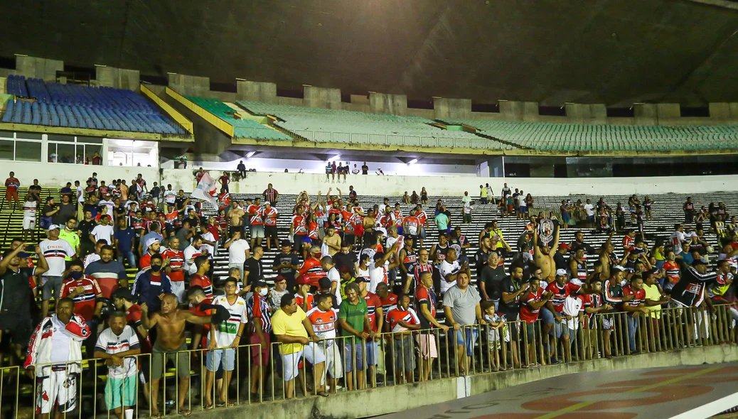 Torcida do River acompanha time na saída para o vestiário após a vitória por 1 a 0 sobre o 4 de Julho