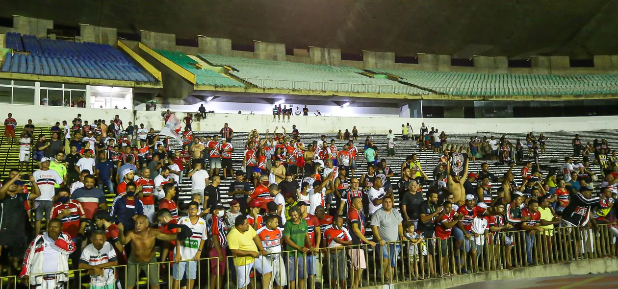 Torcida do River acompanha time na saída para o vestiário após a vitória por 1 a 0 sobre o 4 de Julho