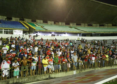 Torcida do River acompanha time na saída para o vestiário após a vitória por 1 a 0 sobre o 4 de Julho