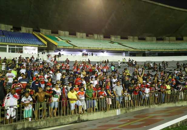 Torcida do River acompanha time na saída para o vestiário após a vitória por 1 a 0 sobre o 4 de Julho