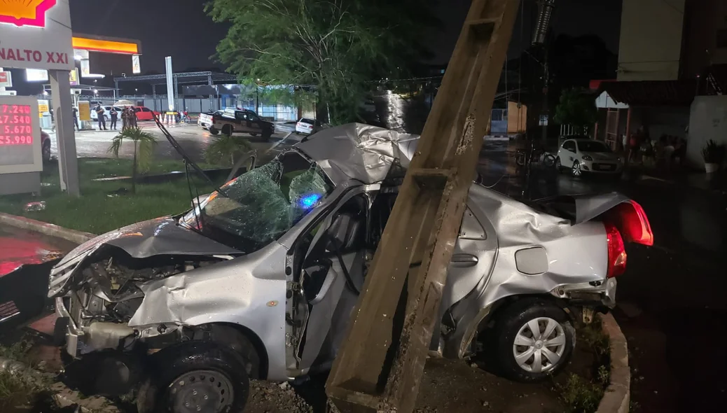 Toyota Etios destruído