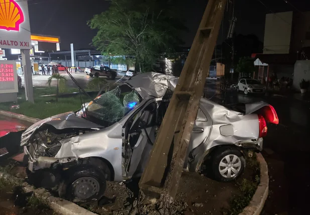 Toyota Etios destruído