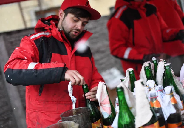Trabalhador de cervejaria mostra como preparar um coquetel molotov