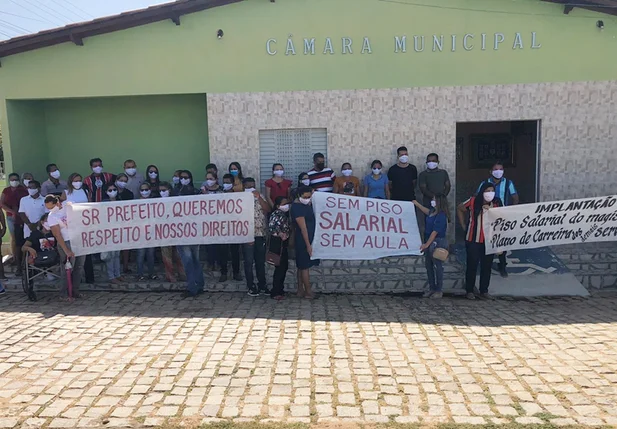 Trabalhadores da educação cobram reajuste salarial em Campo Alegre do Fidalgo