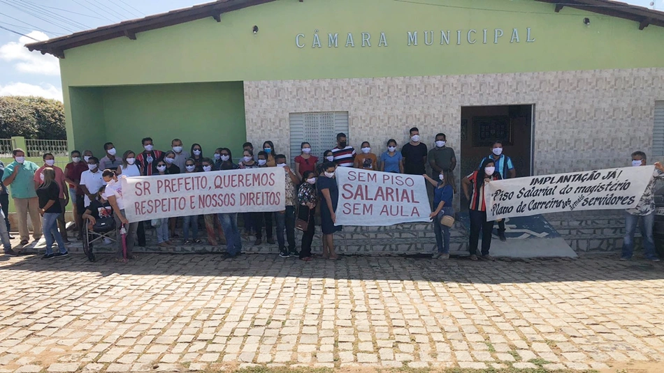 Trabalhadores da educação cobram reajuste salarial em Campo Alegre do Fidalgo