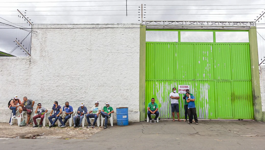 Trabalhadores protestam em frente a garagem da empresa transcol