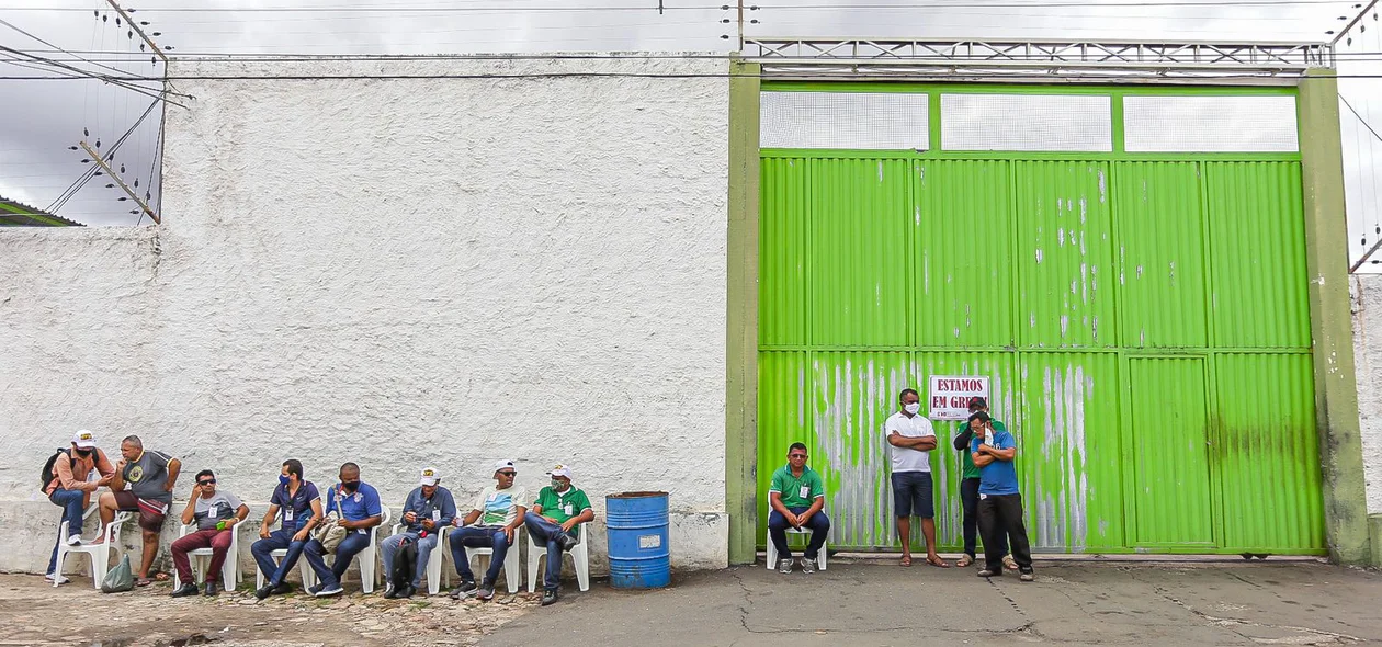 Trabalhadores protestam em frente a garagem da empresa transcol