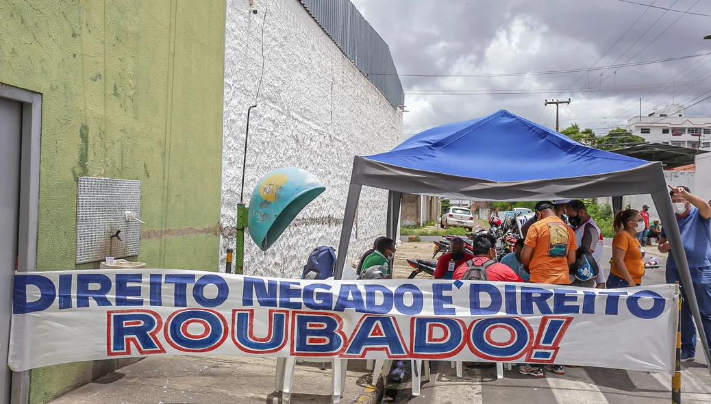 Trabalhadores reivindicando por melhorias