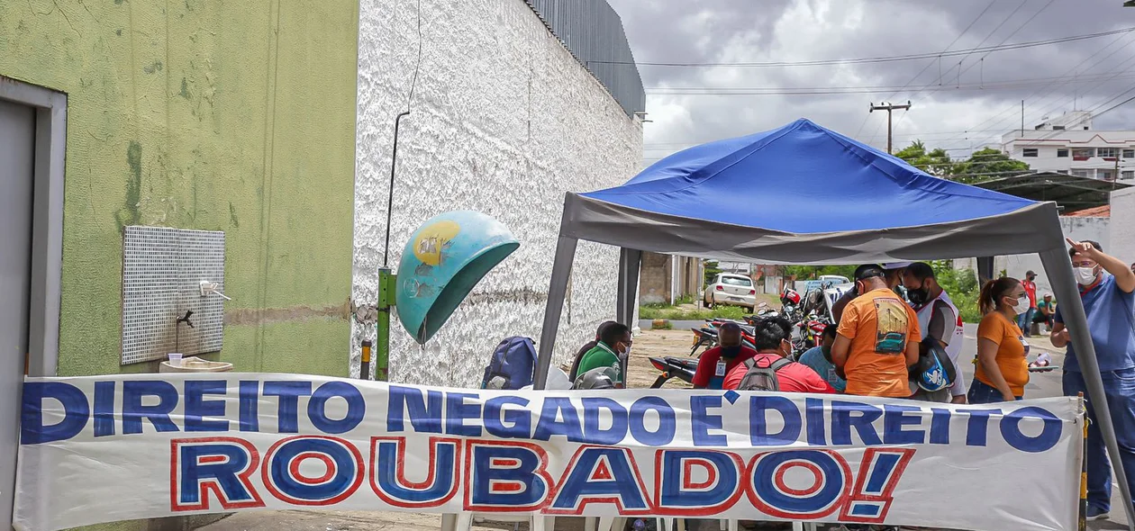 Trabalhadores reivindicando por melhorias