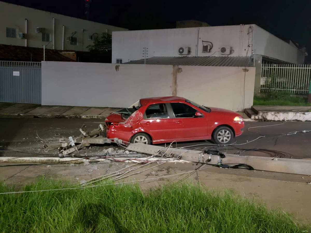 Traseira do carro ficou destruída