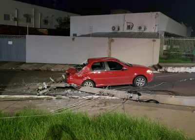 Traseira do carro ficou destruída
