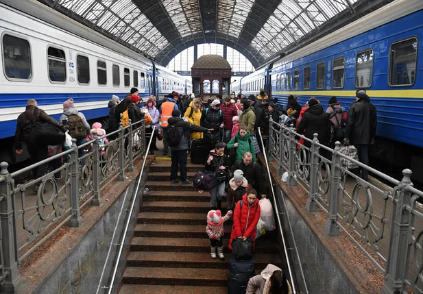 Ucranianos chegam de Odessa e desembarcam em Lviv