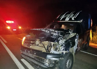 Viatura do IML destruída