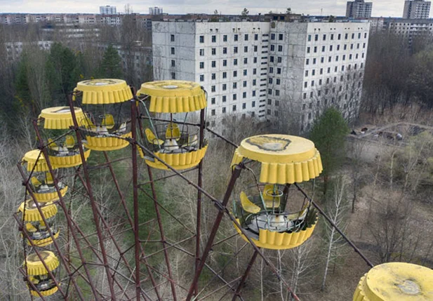 Vista de uma roda-gigante em parque abandonado na cidade fantasma de Pripyat