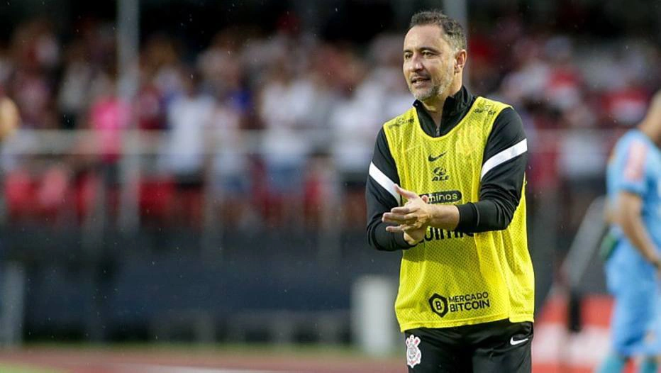 Vitor Pereira destaca idade do time e quer Corinthians mais paciente com a bola