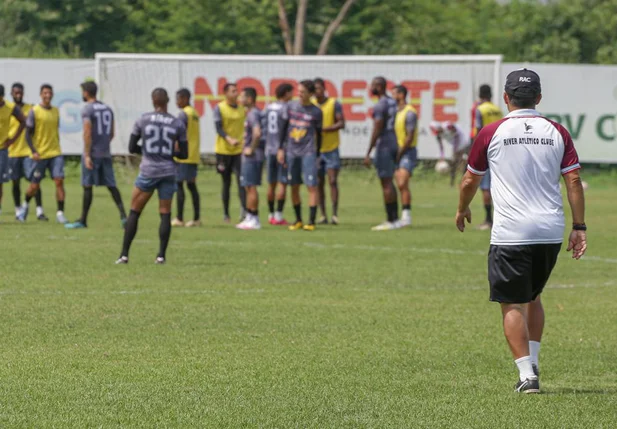 Wallace Lemos comandou o treino do Galo