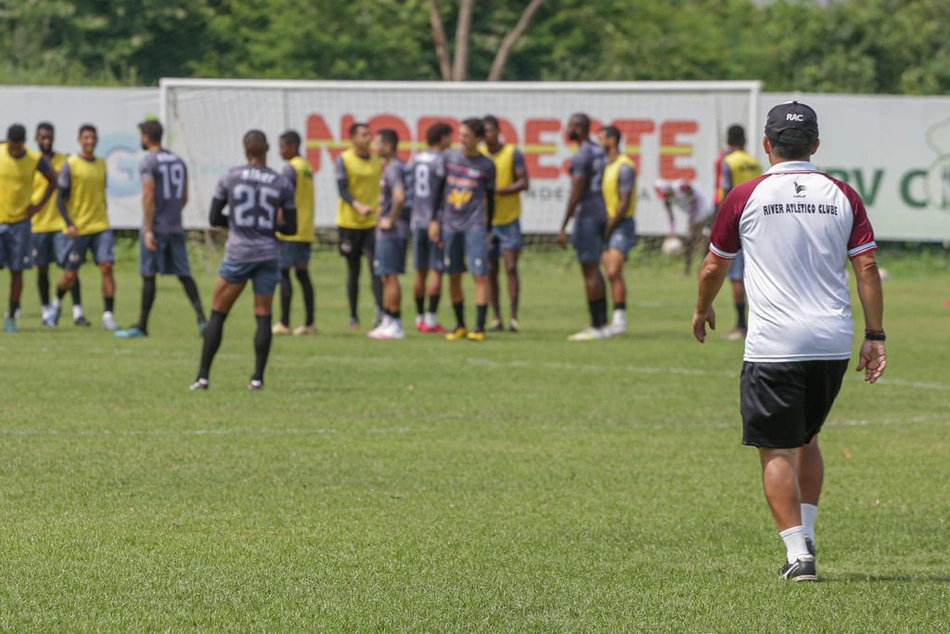 Wallace Lemos comandou o treino do Galo