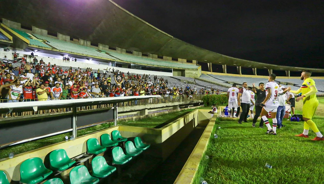 Wallace Lemos cumprimenta atletas um por um após vitória