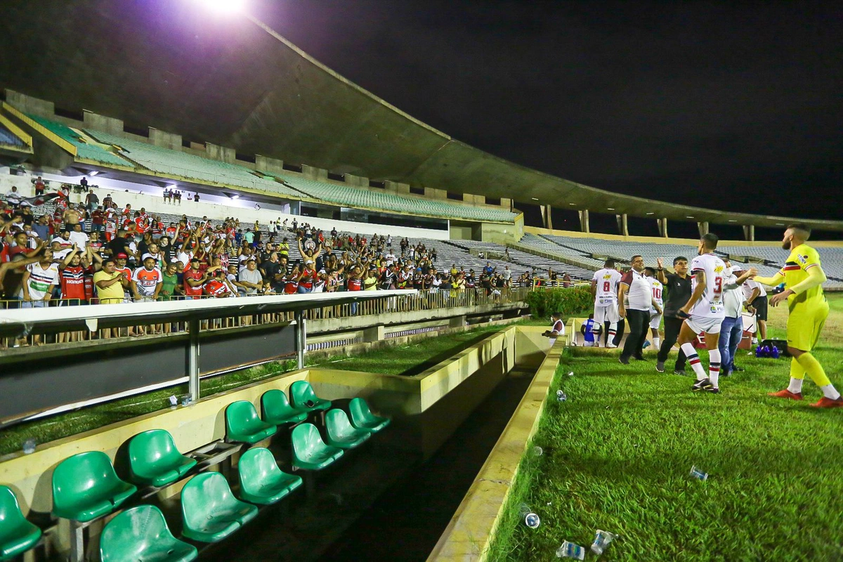 Wallace Lemos cumprimenta atletas um por um após vitória
