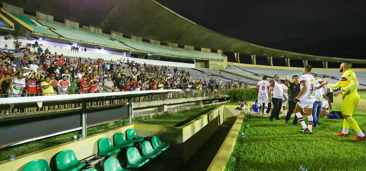 Wallace Lemos cumprimenta atletas um por um após vitória