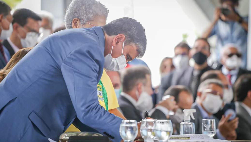 Wellington Dias assina livro